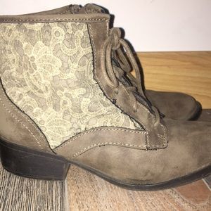 •Lace Detail Booties•